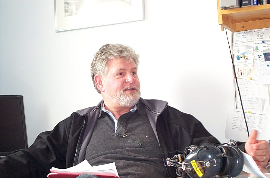 Pilot Examiner Paul Harris during a post-flight test debriefing.  Langley Flying School.